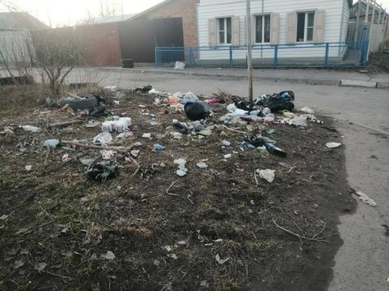 Жители Азова пожаловались на мусорную свалку рядом с домом
