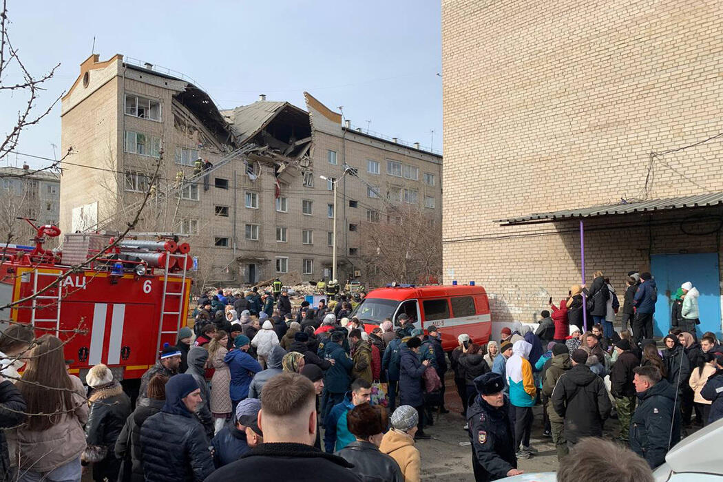 Разрушенное здание. Антипиха взорвался газ. Пожарные спасают людей. Чита взорвалось. Аварийный дом.