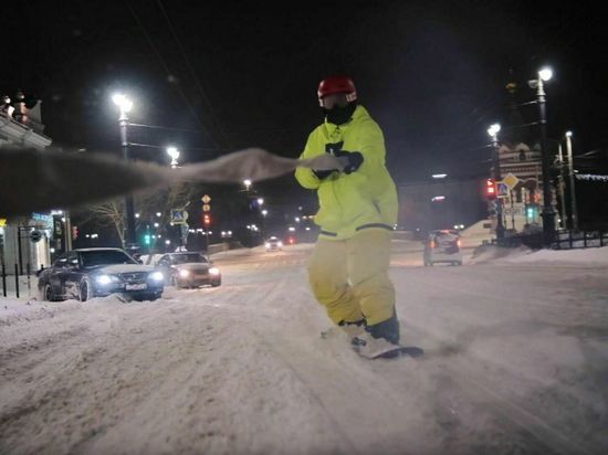 Омичей оштрафовали за езду на сноуборде по проезжей части