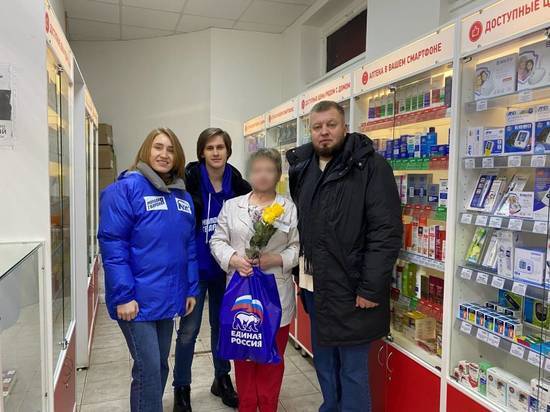 В Костроме активисты партии «Единая Россия» и молодогвардейцы поздравили матерей мобилизованных с 8 марта