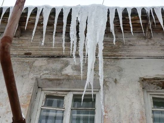 Факт падения снежной глыбы на женщину в Кирове будет контролировать СК России