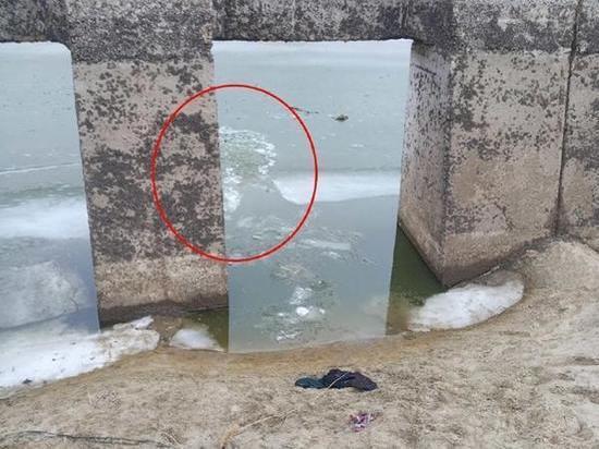 На Дону два рыбака едва не утонули, провалившись под лед
