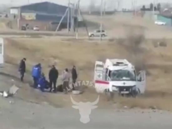 Машина скорой помощи слетела с дороги после ДТП в Забайкалье, есть пострадавшие