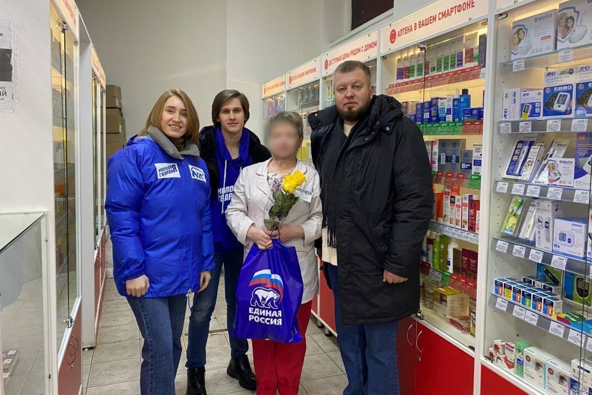 В Костроме активисты партии «Единая Россия» и молодогвардейцы поздравили матерей мобилизованных с 8 марта