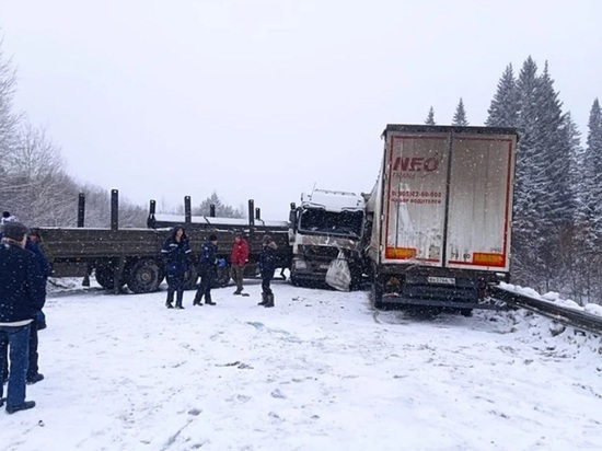 На трассе Пермь – Екатеринбург ограничили движение из-за ДТП с автобусом и тремя грузовиками