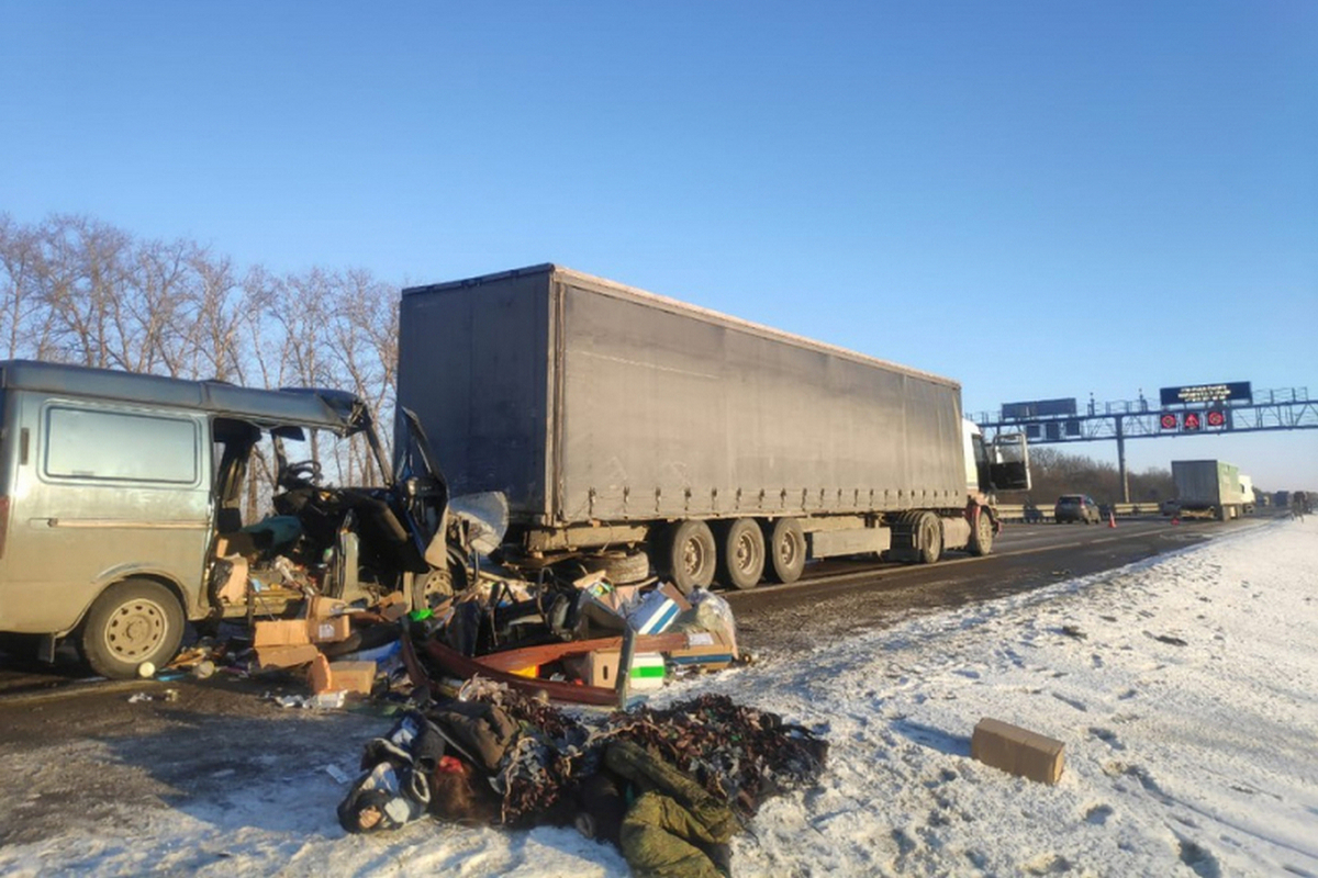 Происшествия трасса м4. Авария на трассе летом. ДТП фура Воронежская область. Авария под Воронежем с газелью.