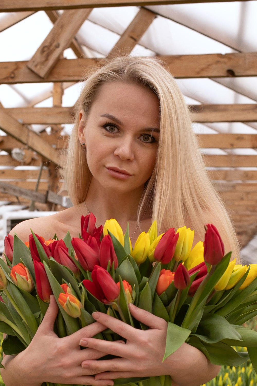 8 марта: Нижегородские красавицы провели съёмку в окружении тюльпанов