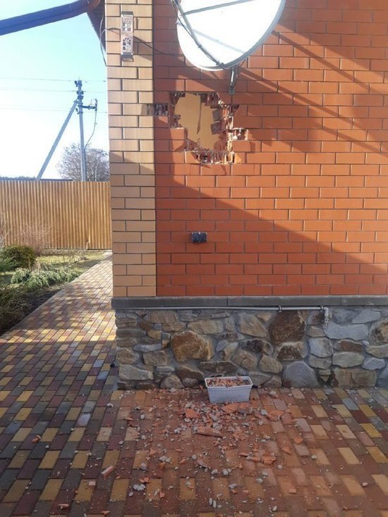В Шебекино неразорвавшийся снаряд пробил стену жилого дома