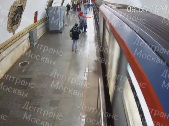 В московском метро 15-летнего подростка толкнули под поезд