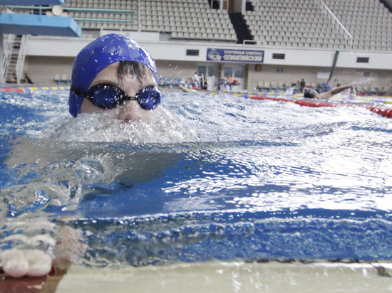 В Берлине женщинам официально разрешили купаться в бассейнах топлесс