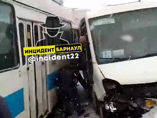 В Барнауле маршрутка столкнулась с троллейбусом, пострадала женщина