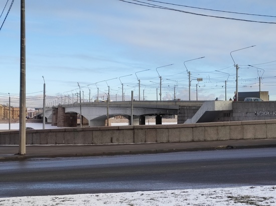 Движение по мосту Александра Невского перекроют в два часа ночи из-за технической разводки