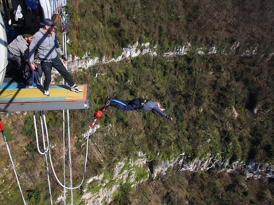 В Сочи 93-летний пенсионер прыгнул с 200-метровой высоты в Skypark