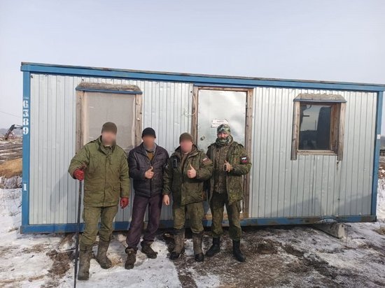 Мобилизованным из Курской области участникам СВО доставили вагончик-бытовку