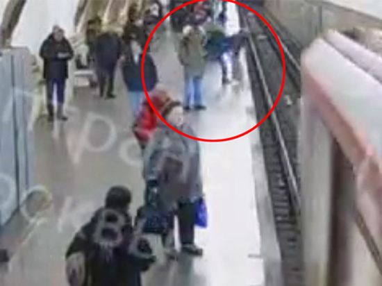 Толкнувшего подростка под поезд мужчина сегодня выпустили из психбольницы