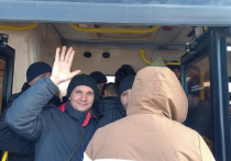 В начале марта этого года в московских социальных сетях появились жалобы жителей района Чертаново Южное на толпы людей, скапливающихся около выхода из метро «Лесопарковая» в ожидании автобусов