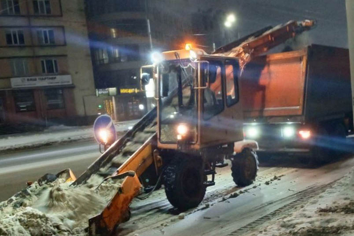 В Ярославле продолжают вывозить снег