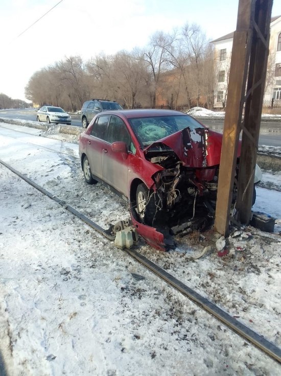 В Новотроицке водитель иномарки врезалась в столб