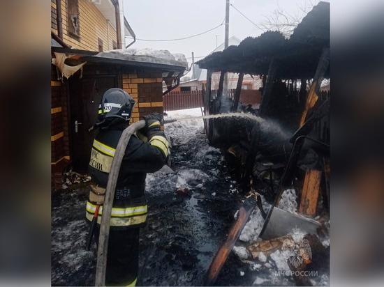 В поселке Пестяки Ивановской области сгорел навес с дровами