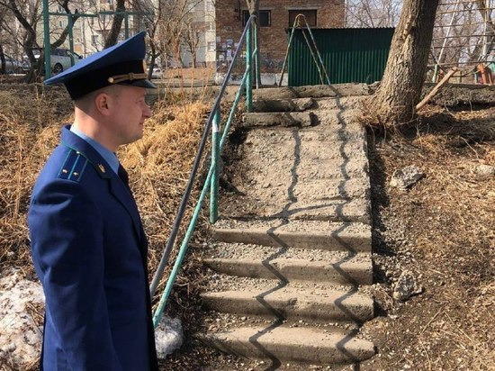 Прокуратура Владивостока заинтересовалась разрушенной лестницей после падения женщины