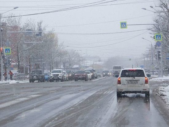 Более 130 единиц спецтехники задействуют в расчистке дорог от снега в Южно-Сахалинске 10 марта