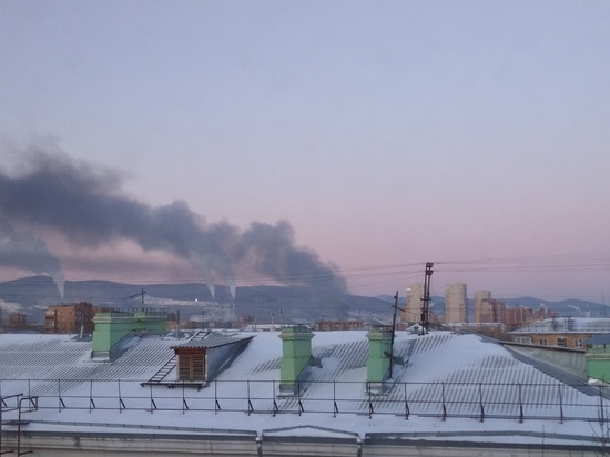 В Красноярске горит здание автосервиса