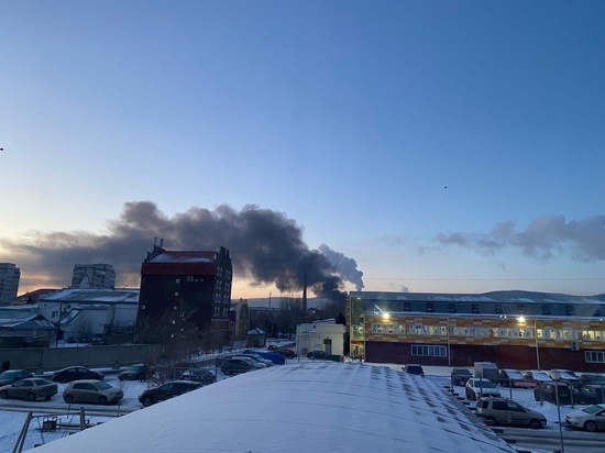 На правобережье Красноярска валит черный дым из-за пожара