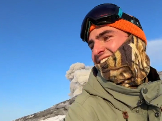 Сноубордист съехал по склону извергающегося вулкана на Курилах