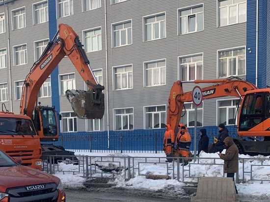 В Барнауле прорвало водопровод на улице Юрина