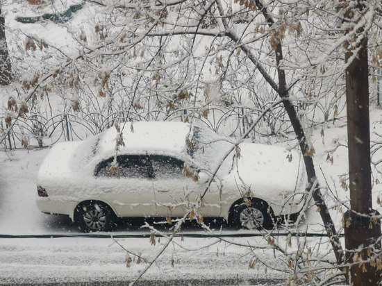 В Хабаровске мартовское утро началось снежно, мокро и в пробках