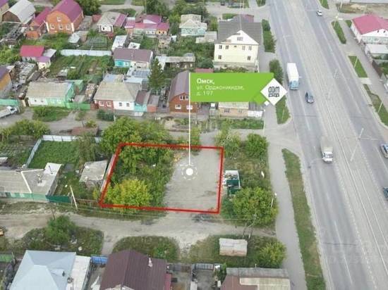 В Омске продают участок земли среди частного сектора