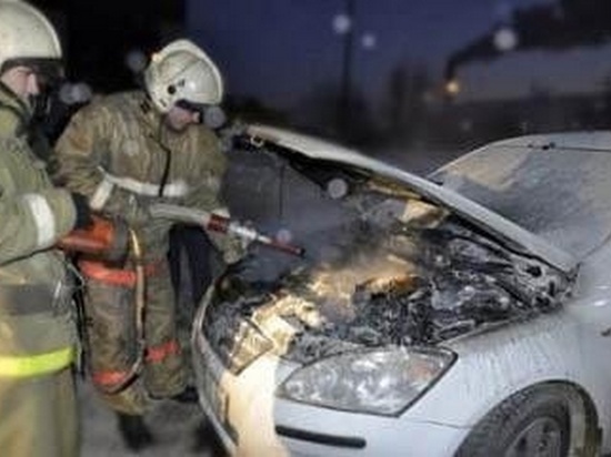 Гараж и Toyota Corolla горели в Томском районе вечером 9 марта