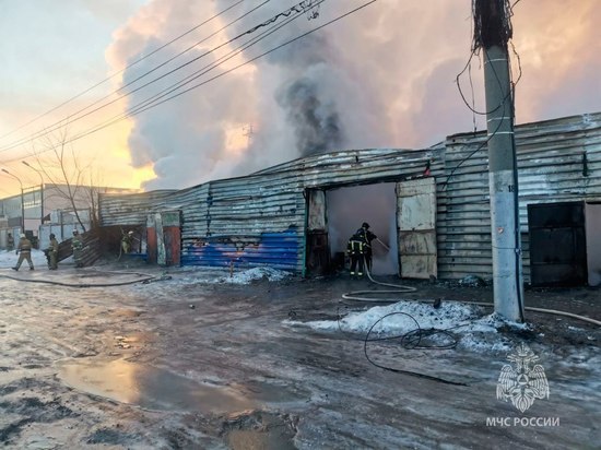 В Красноярске локализовали пожар в автосервисе