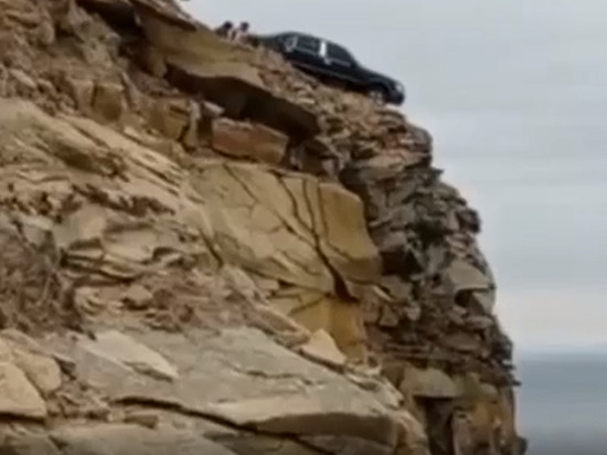 Во Владивостоке со скалы скинули Toyota Crown