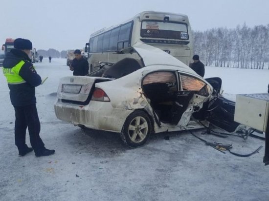 Двое пострадавших в ДТП с рейсовым автобусом в Новосибирской области находятся реанимации