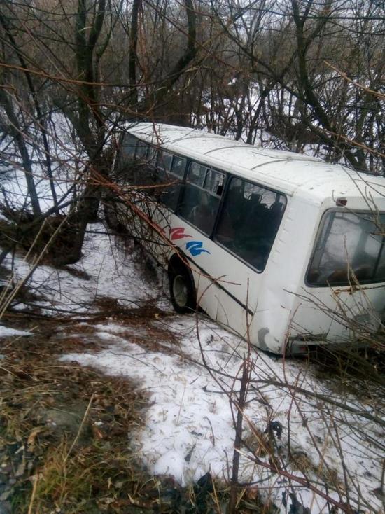 Под Вольском упал в кювет автобус с пассажирами