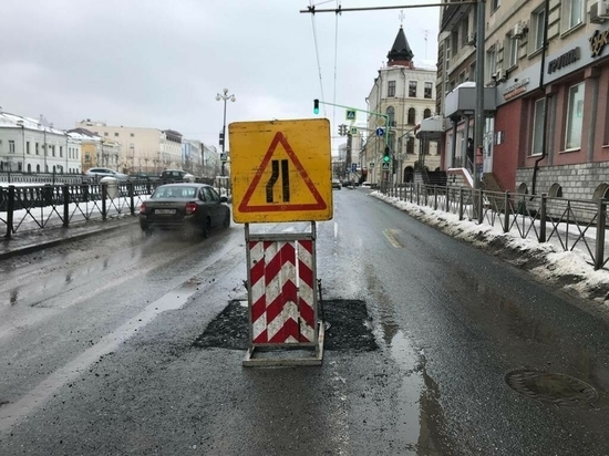 Погода мешает дорожникам выполнять ямочный ремонт в Казани