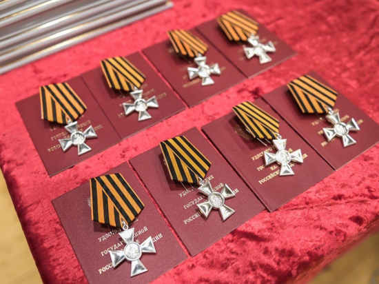 Глава региона и высшее командование войсками наградили военнослужащих