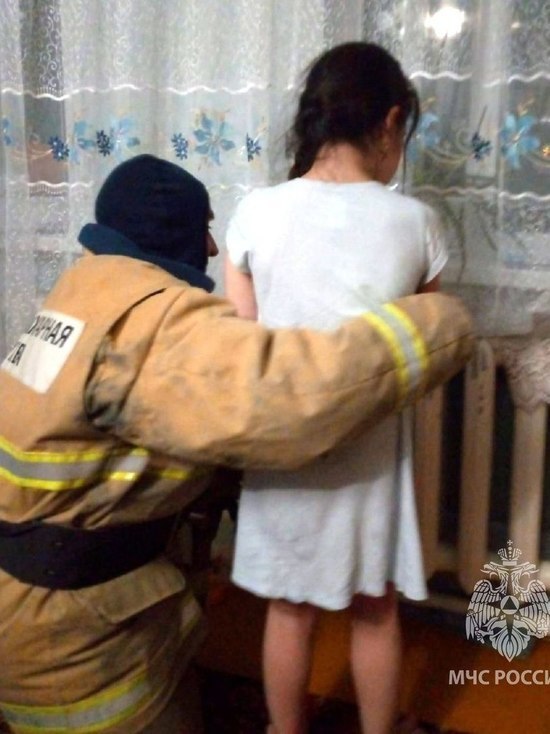 В Курской области спасатели вызволили застрявшую в батарее 7-летнюю девочку
