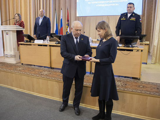 Орден Мужества получила мать погибшего военного от мэра Хабаровска