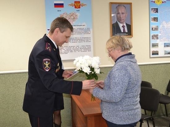 В Алтайском крае вручили паспорт гражданина РФ жительнице ДНР