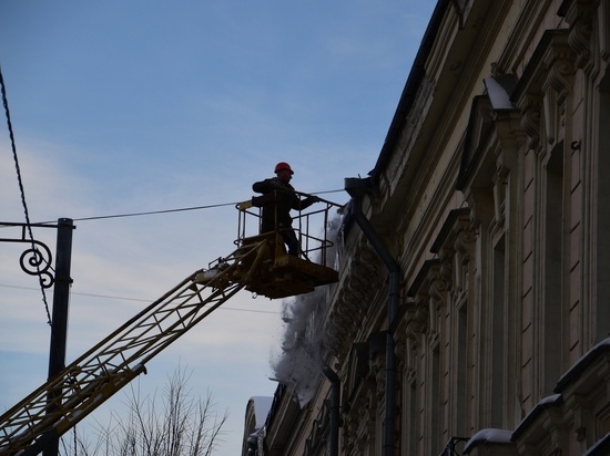 УК заставили избавиться от сосулек на домах в Тверской области