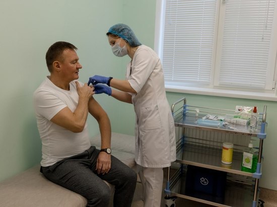 Губернатор Курской области в очередной раз сделал прививку от коронавируса