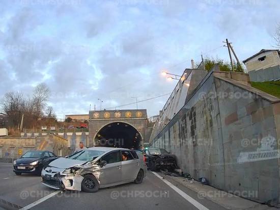 В Хостинском районе Сочи столкнулись два автомобиля. В одном из них были дети