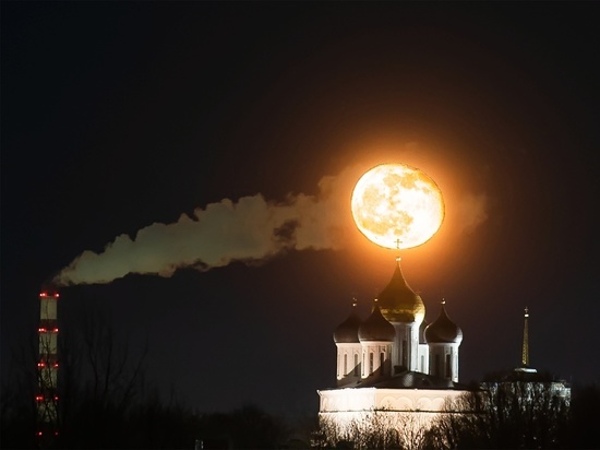 Огромную Луну над Троицким собором сфотографировал пскович