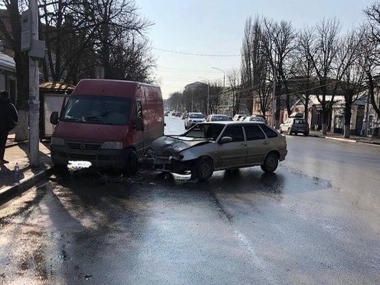В Новочеркасске водитель «ВАЗа» врезался в фургон