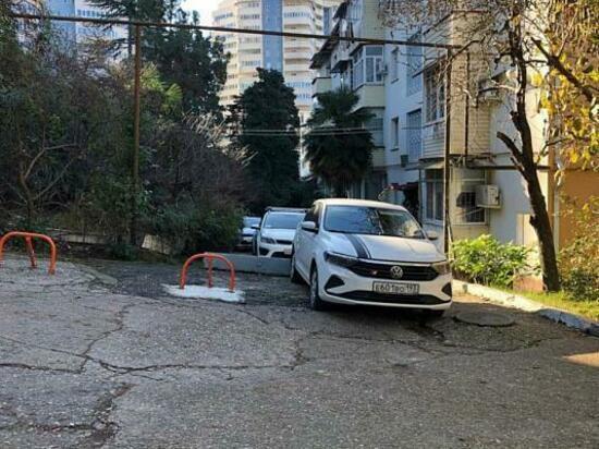  В Сочи на ул. Яна Фабрициуса демонтировали самовольно установленные парковочные ограничители
