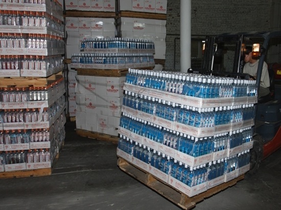 Разгружая товар грузчики в Улан-Удэ выпили 164 банки пива