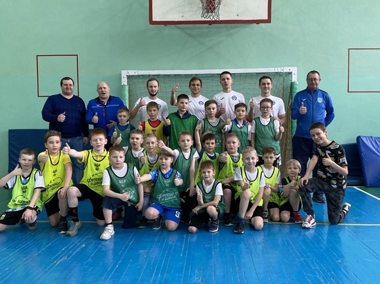 Челябинские футболисты провели для школьников урок футбола