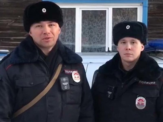 В Иркутске полицейские вынесли из горящего дома мужчину